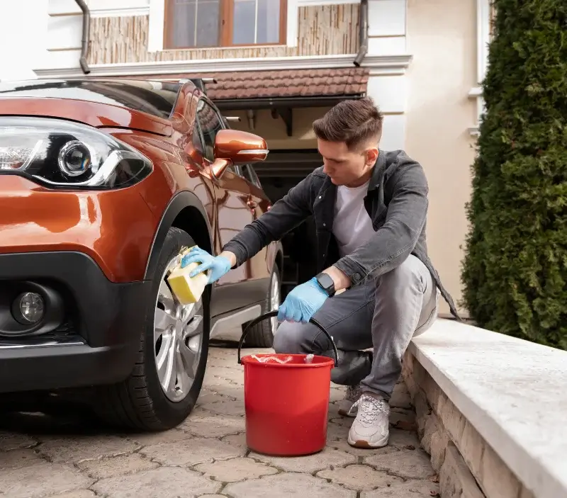 Lavage auto à domicile Luc-sur-Orbieu : professionnel intervenant sur un véhicule